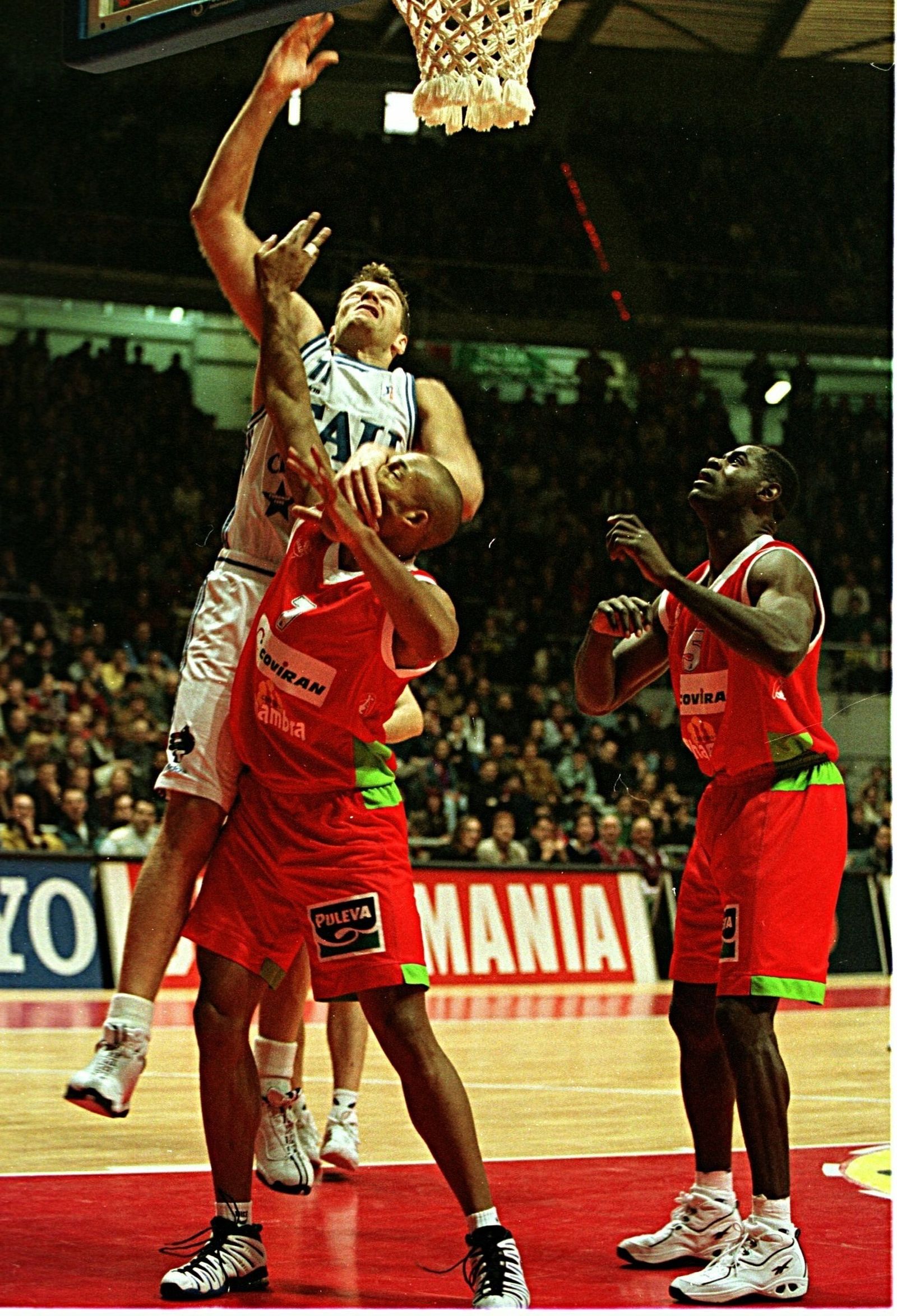 Rusconi salta para recoger un rebote ante Darvin Ham cuando jugó en Granada.