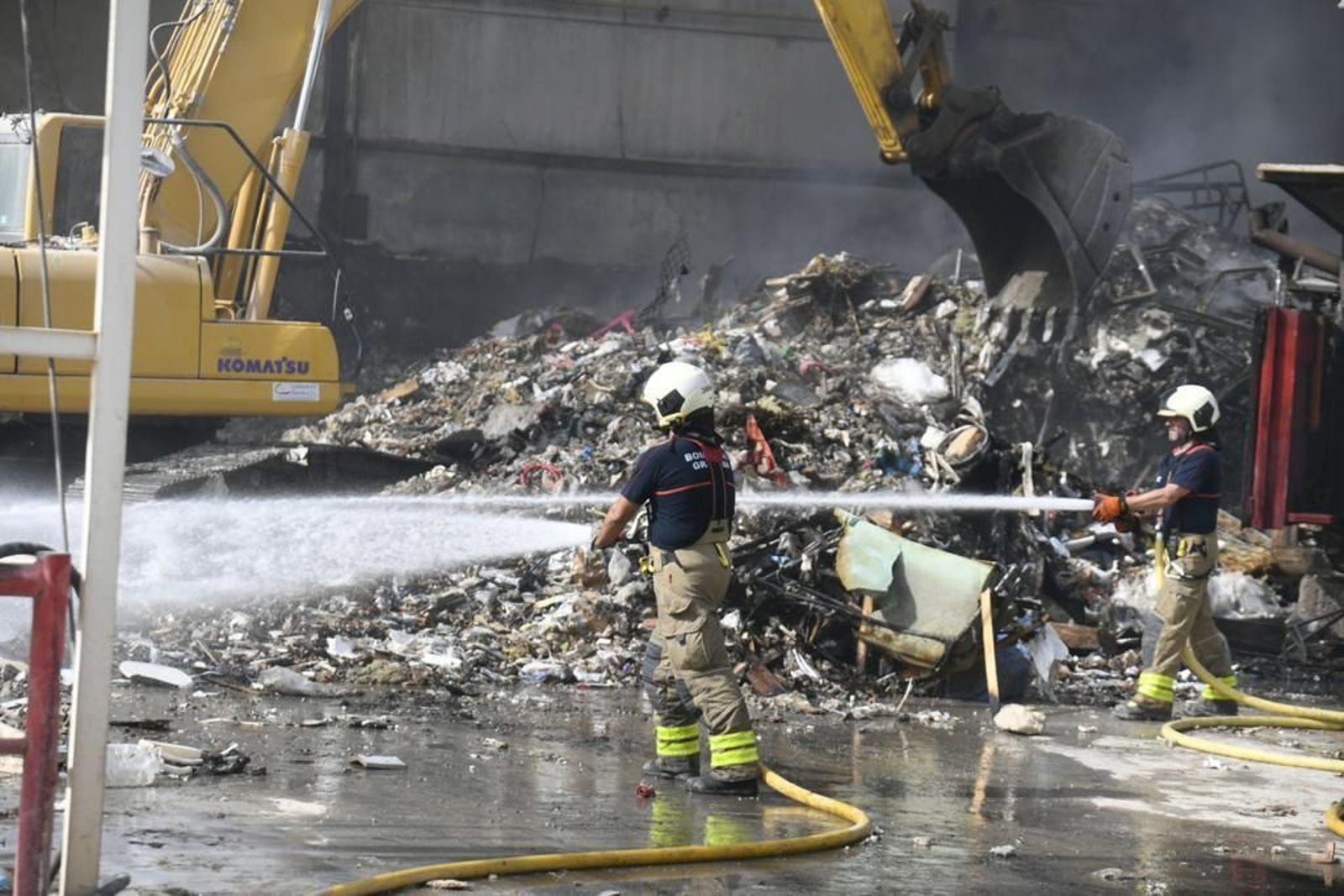 Fotos del incendio que ha calcinado una nave en el polígono Bobadilla de Granada