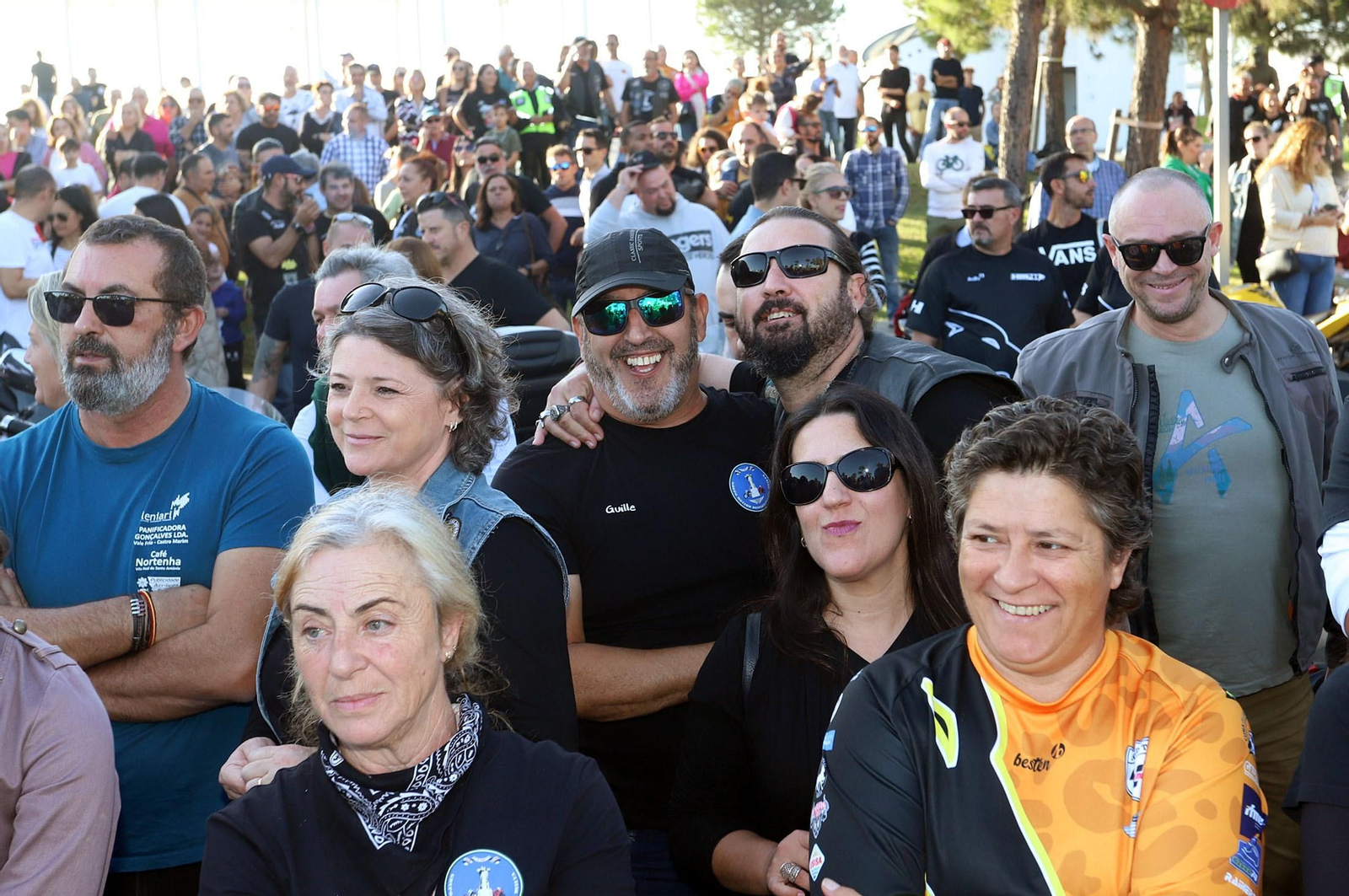 Imágenes del monumento a Súper Hugo en la rotonda frente al Nuevo Colombino