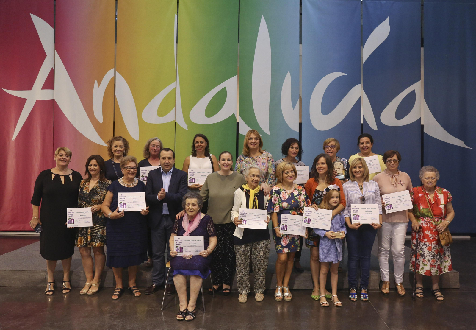 Las mujeres galardonadas junto a los representantes de la Junta de Andalucía.