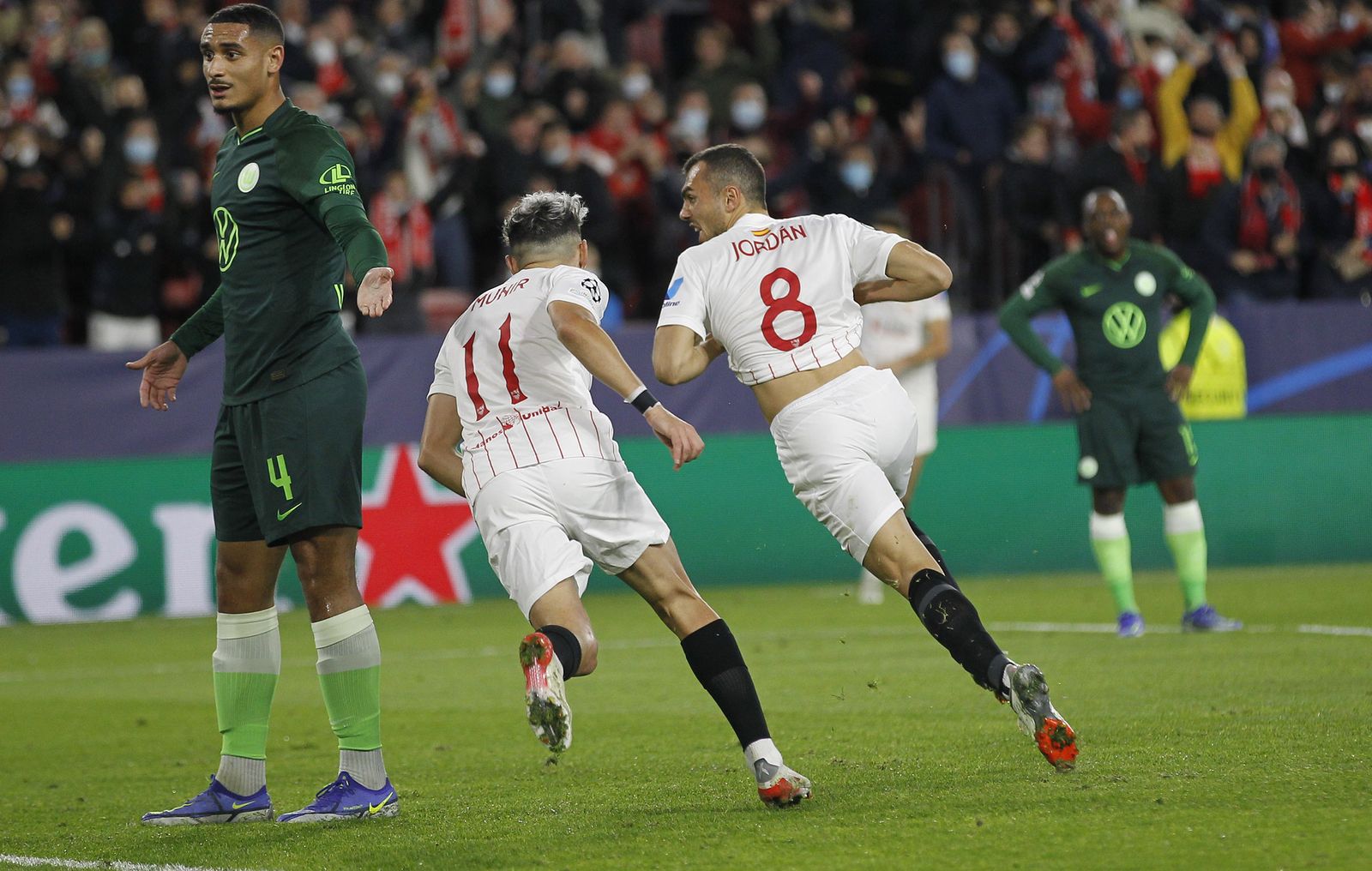 Munir y Jordán celebran el gol de éste.