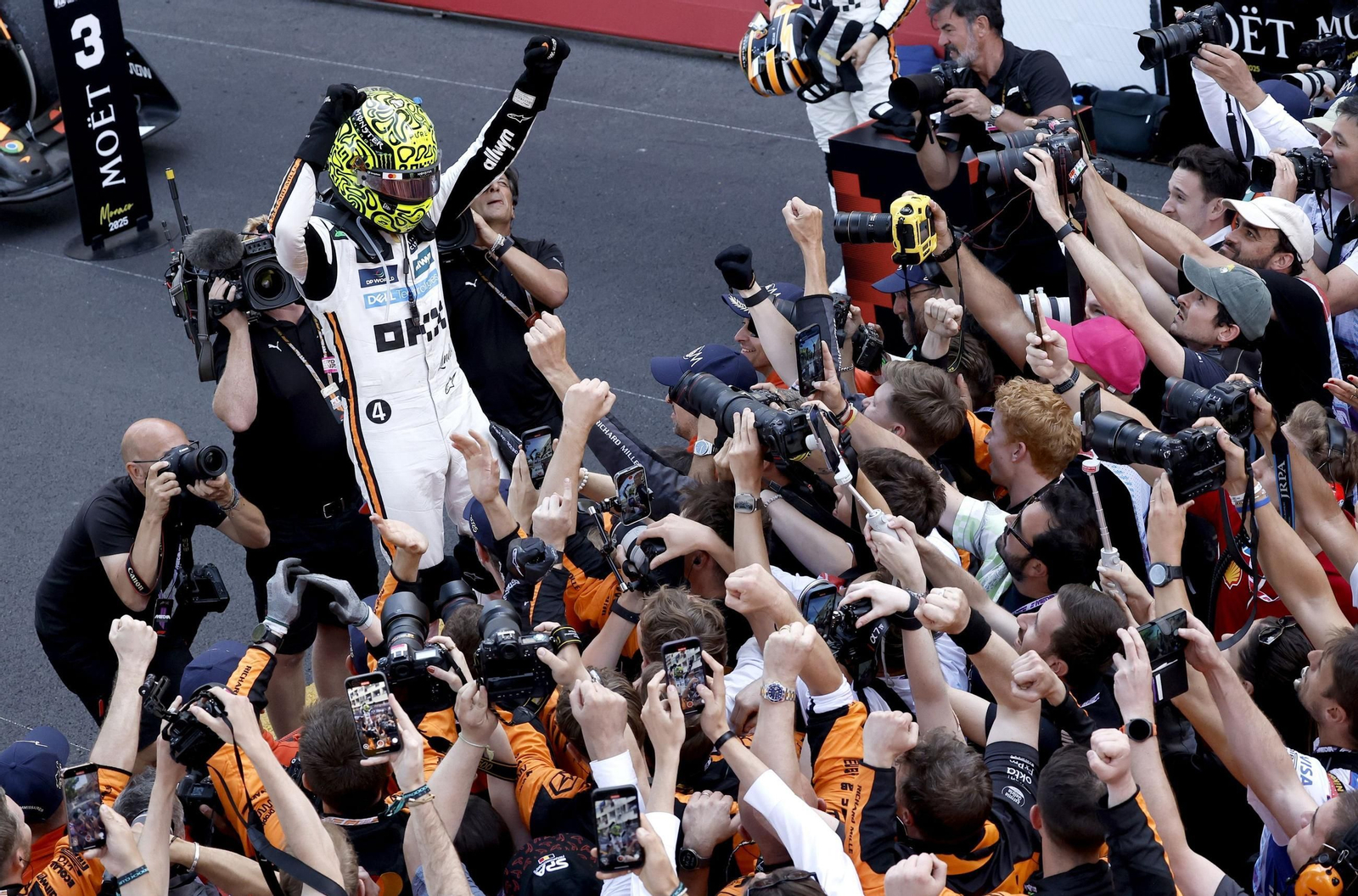 Norris celebra ,con los mecánicos de su escudería, su triunfo en Mónaco