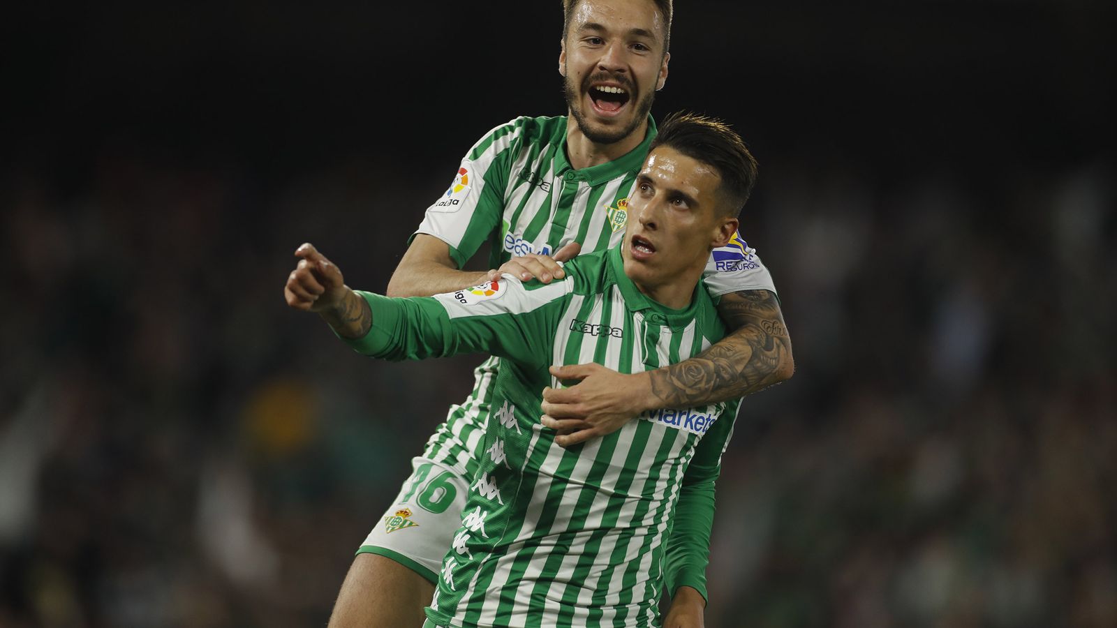 Loren celebra junto a Tello el gol de éste que, a la postre, significó el triunfo.
