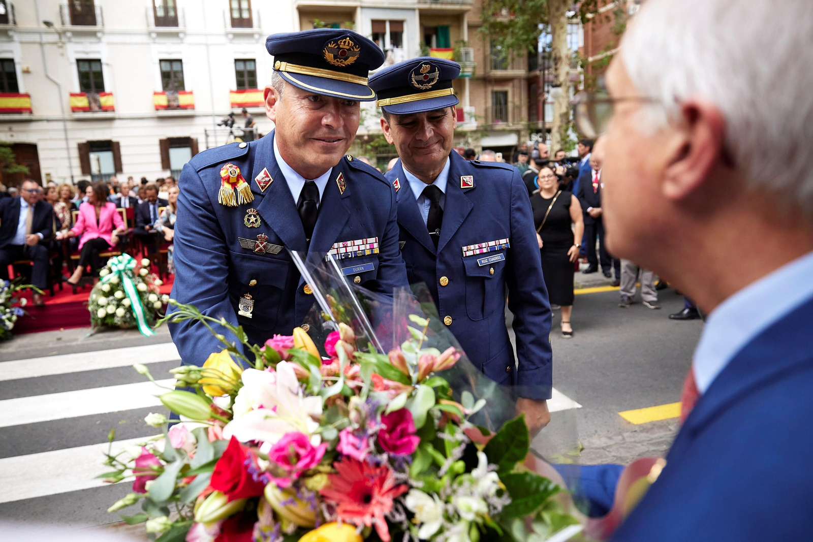 Granada se vuelca con la ofrenda floral en la Basílica de la Virgen de las Angustias