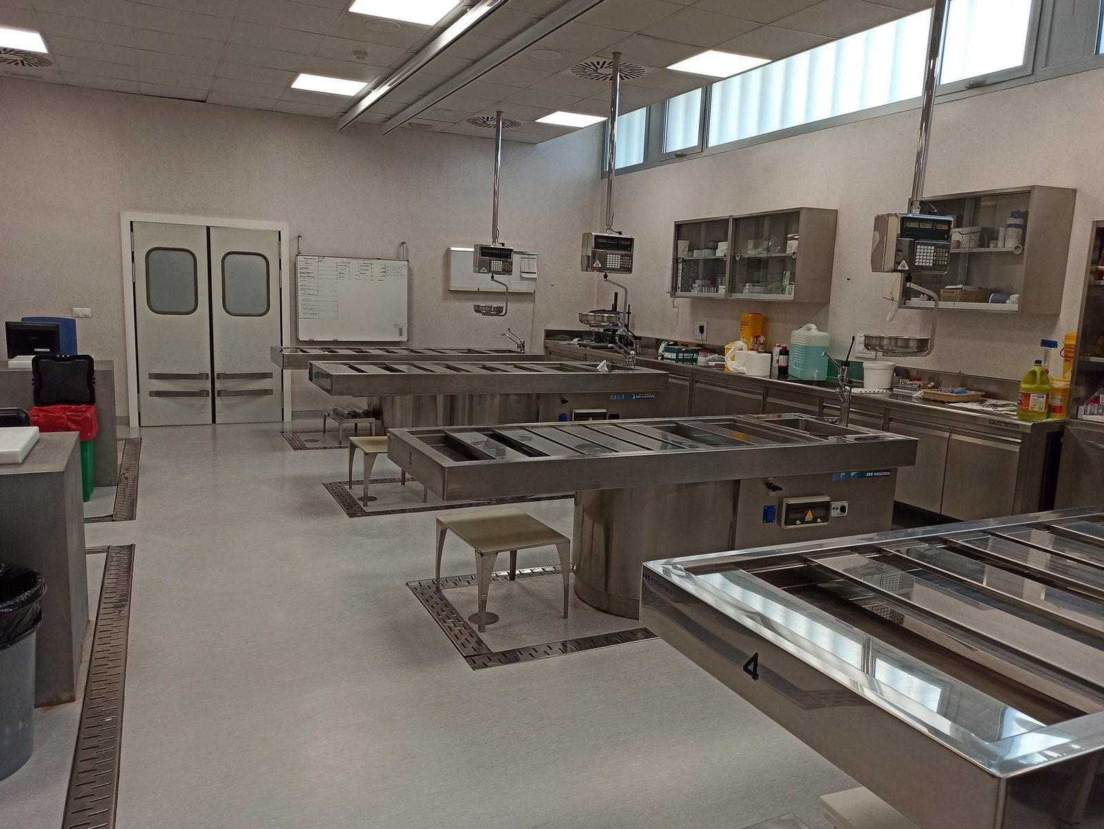 Sala de autopsias en el Instituto de Medicina Legal de Granada