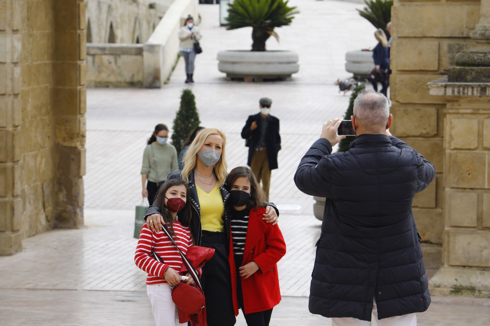 El buen tiempo llena las calles y terrazas en el primer día del Puente de Andalucía en Córdoba