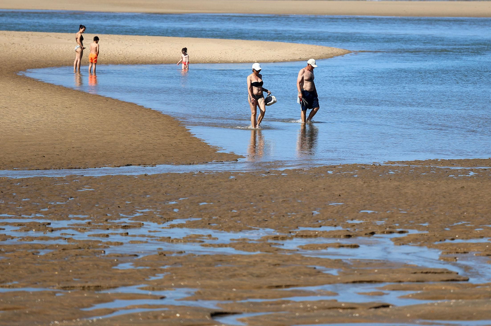 Imágenes del ambiente en las playas de Huelva durante la mañana