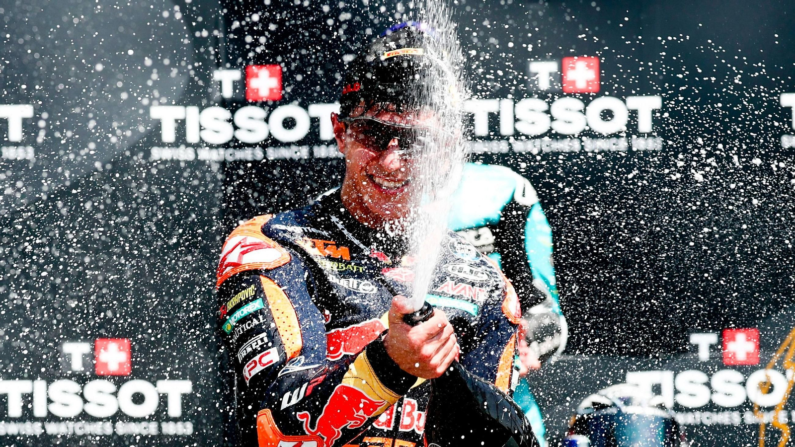 José Antonio Rueda descorcha el champán para firmar su séptima victoria del año