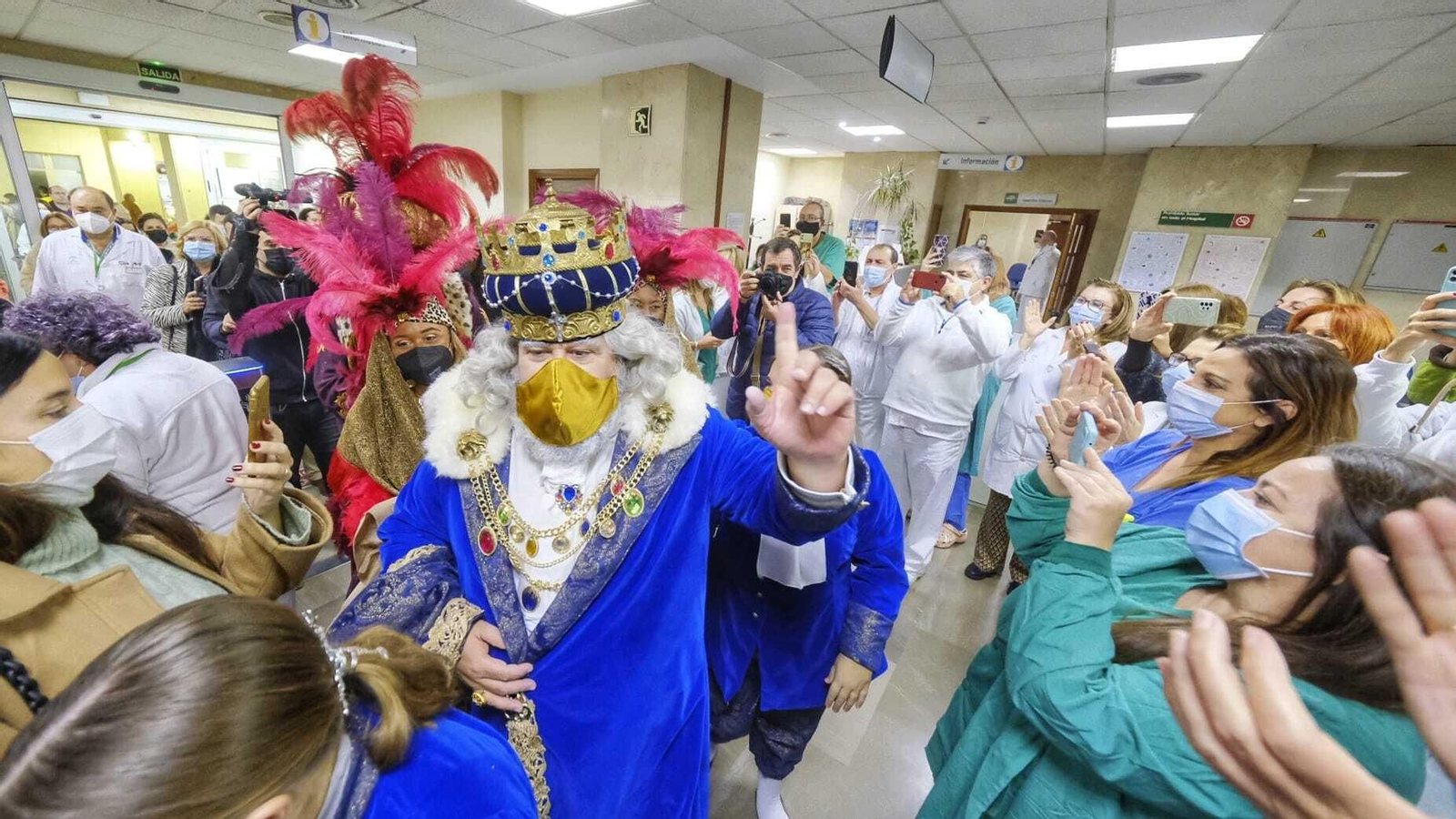 Imágenes de los Reyes Magos recorriendo Cádiz el 5 de enero