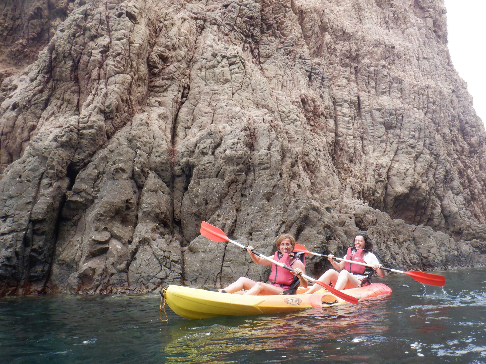 Dos chicas recorren en kayak la costa de Cabo de Gata.