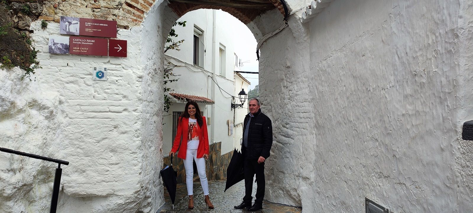 La delegada territorial de Turismo de la Junta en Málaga, Nuria Rodríguez, y el alcalde de Casares, José Carrasco.