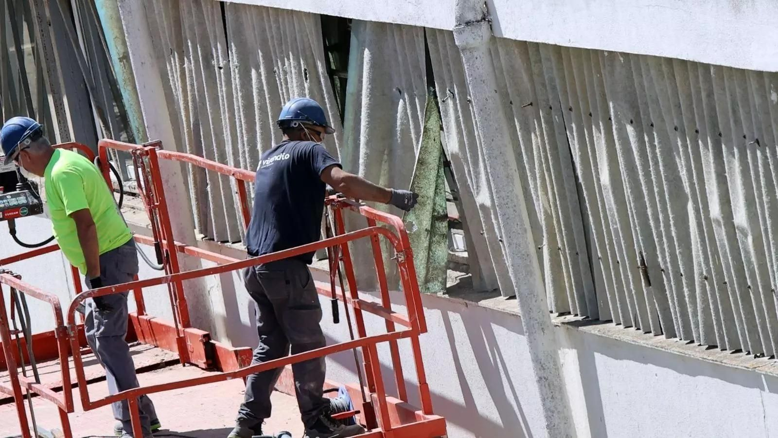 Trabajadores del sector de la construcción, el único que salva septiembre con una bajada del paro.