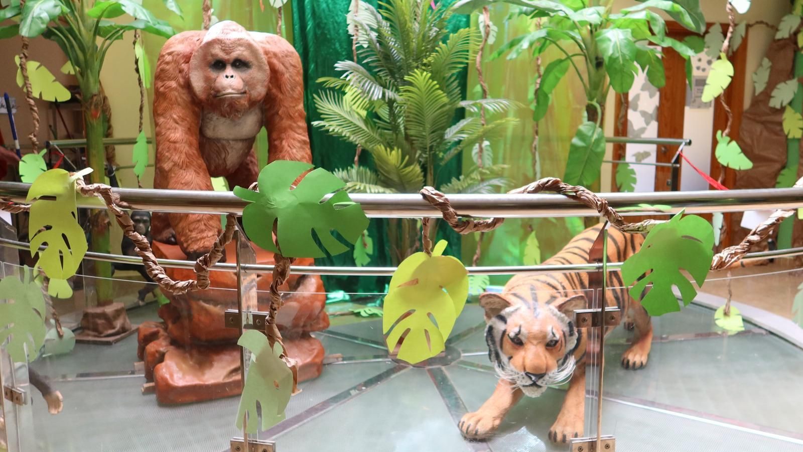La Casa de la Cultura se ha convertido en una selva llena de animales.