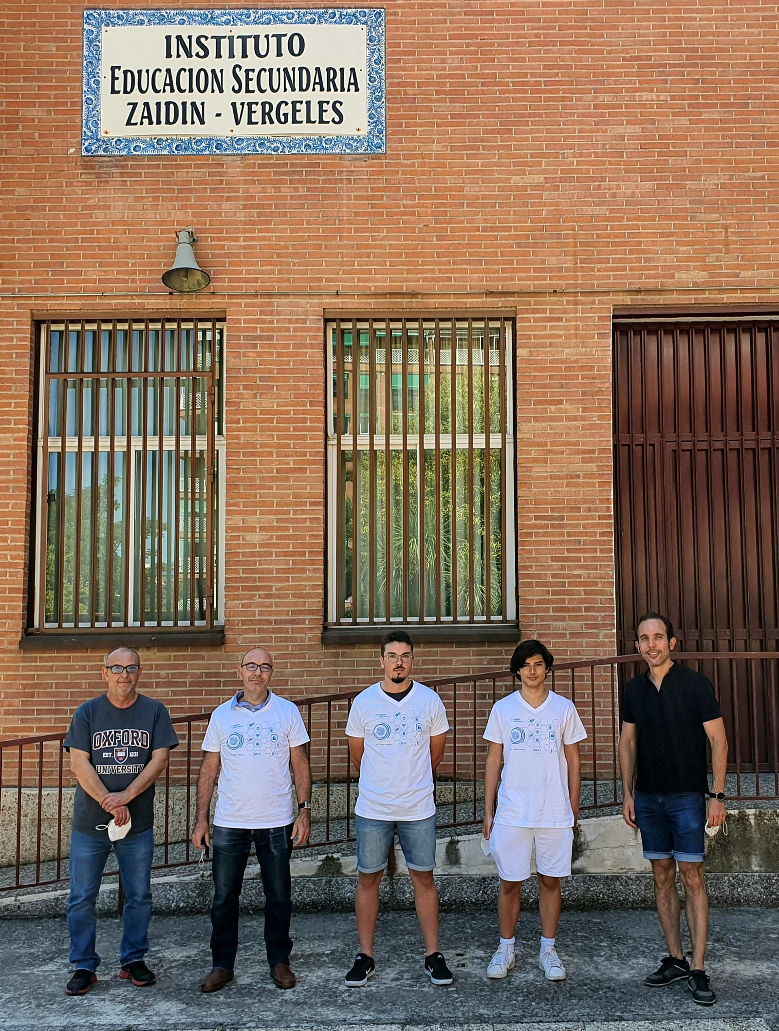 Los ganadores del concurso junto al autor del artículo. Los ganadores del concurso junto al autor del artículo.