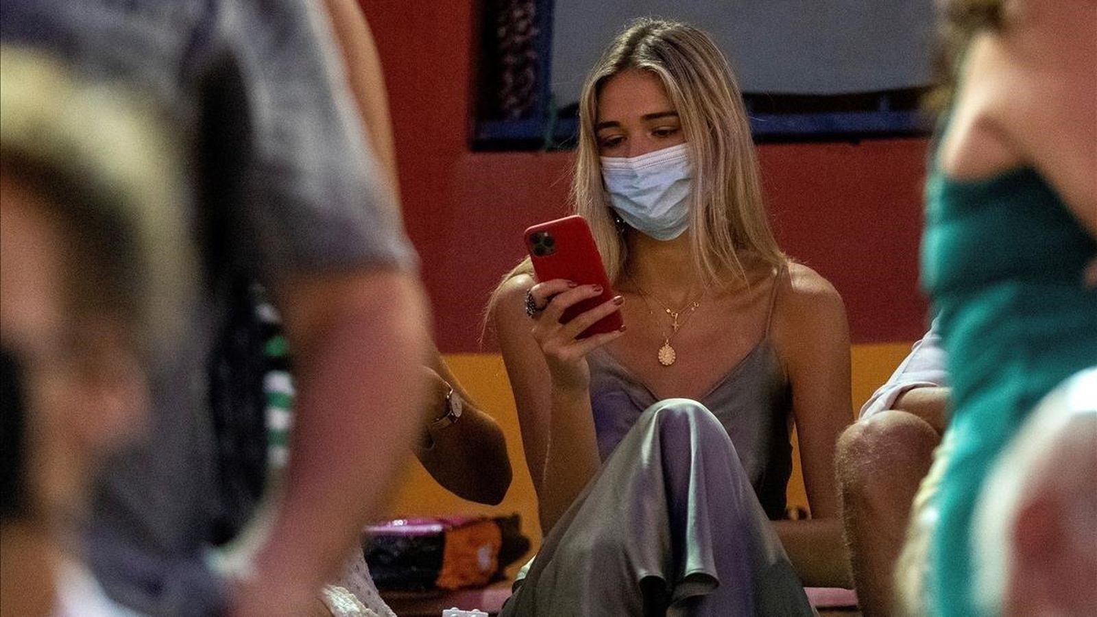 Ana Soria, viendo torear a Ponce.