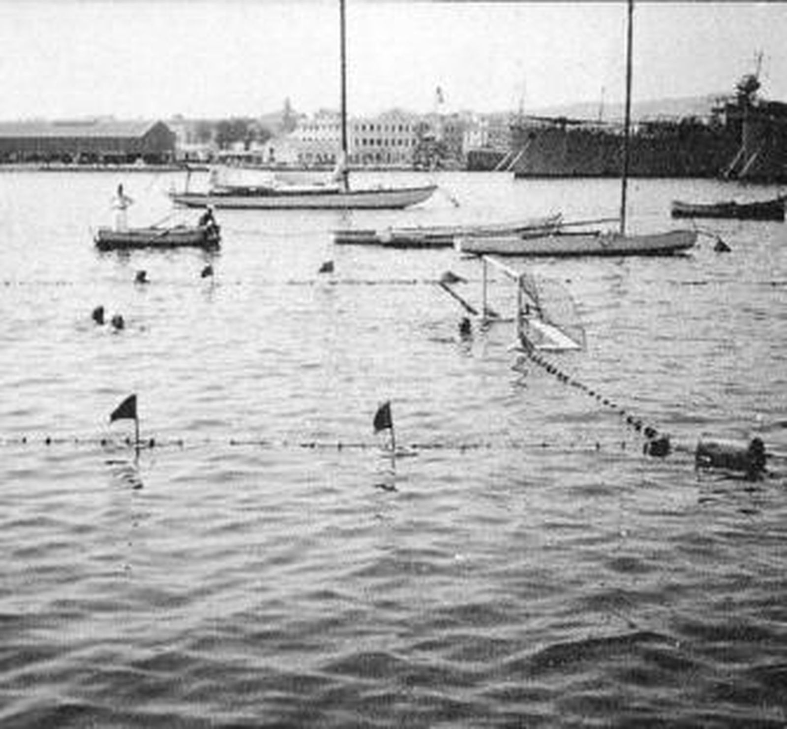 Imagen del primer campo de waterpolo en el Puerto de Málaga.