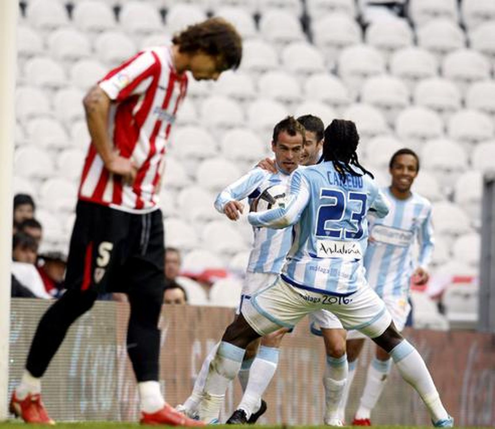 Los jugadores malaguistas Caicedo, Iván González y Valdo acuden a celebrar el gol anotado por Duda de córner directo. 

Foto: EFE/ Miguel Toña