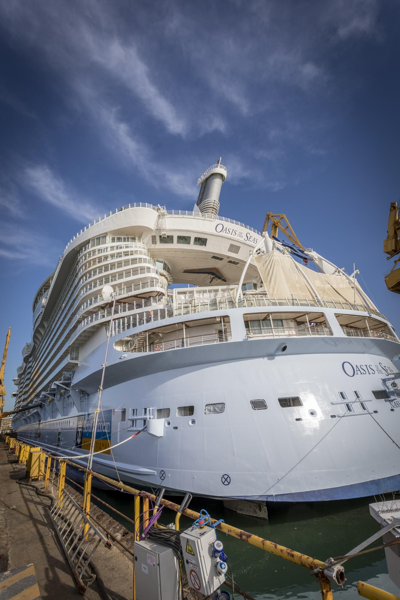 Vista de la popa del buque tras ser reparados los daños causados por la caída de dos grúas en Bahamas.