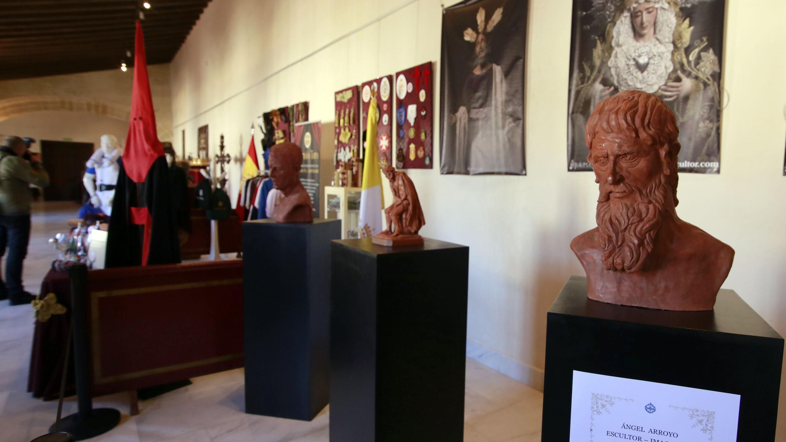 Imágenes de la magna exposición de las cofradías en Los Claustros