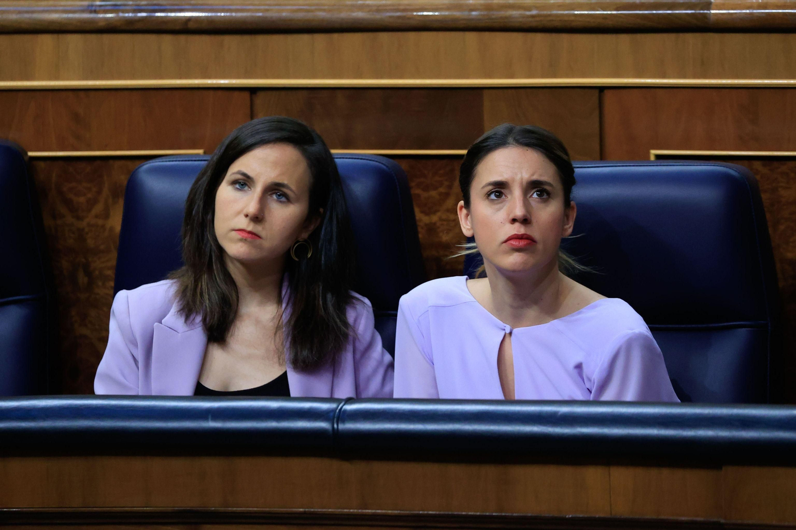 La ministra de Derechos Sociales, Ione Belarra), y su compañera de partido y ministra de Igualdad, Irene Montero, durante el pleno celebrado este jueves en el Congreso.
