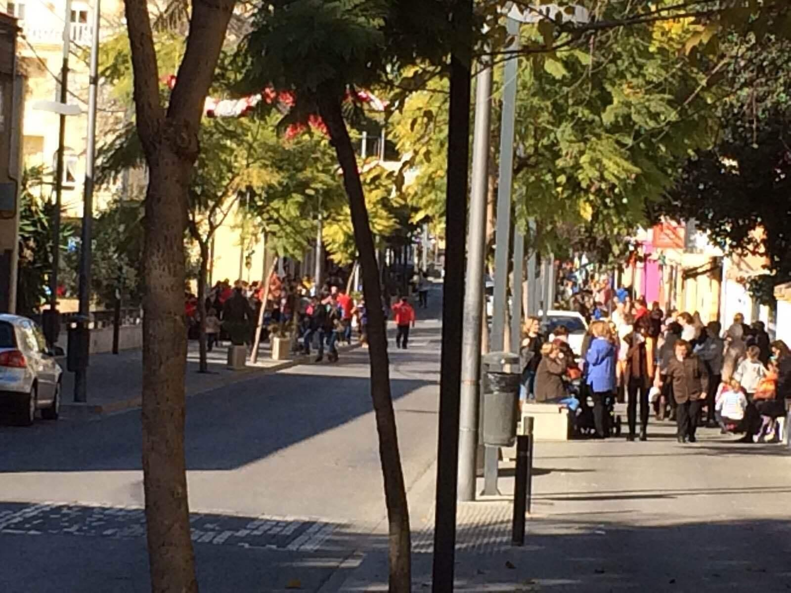 Vecinos de Baena en la calle Salvador Muñoz antes del confinamiento.