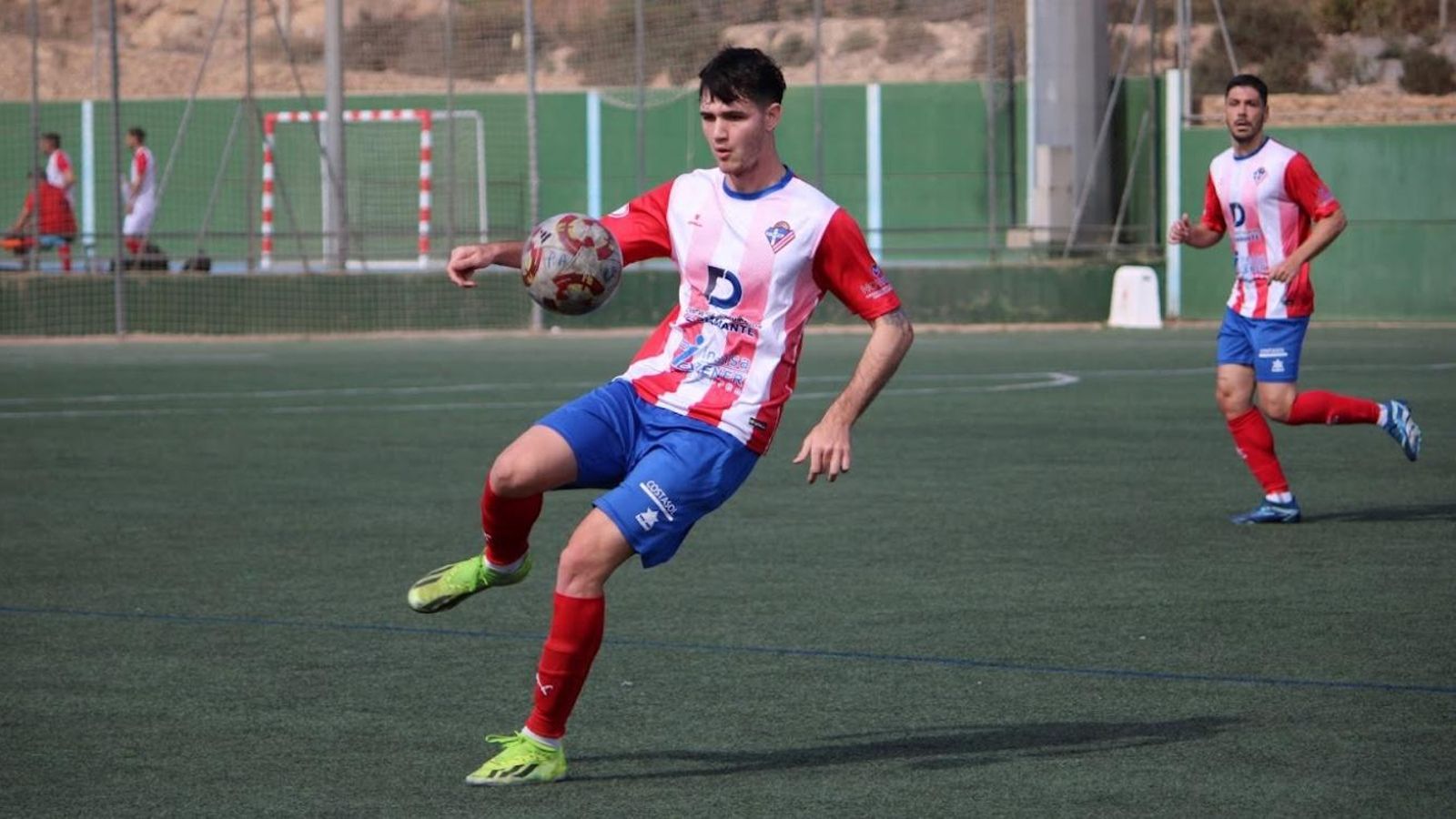 Pablo Abarca trata de controlar el esférico.