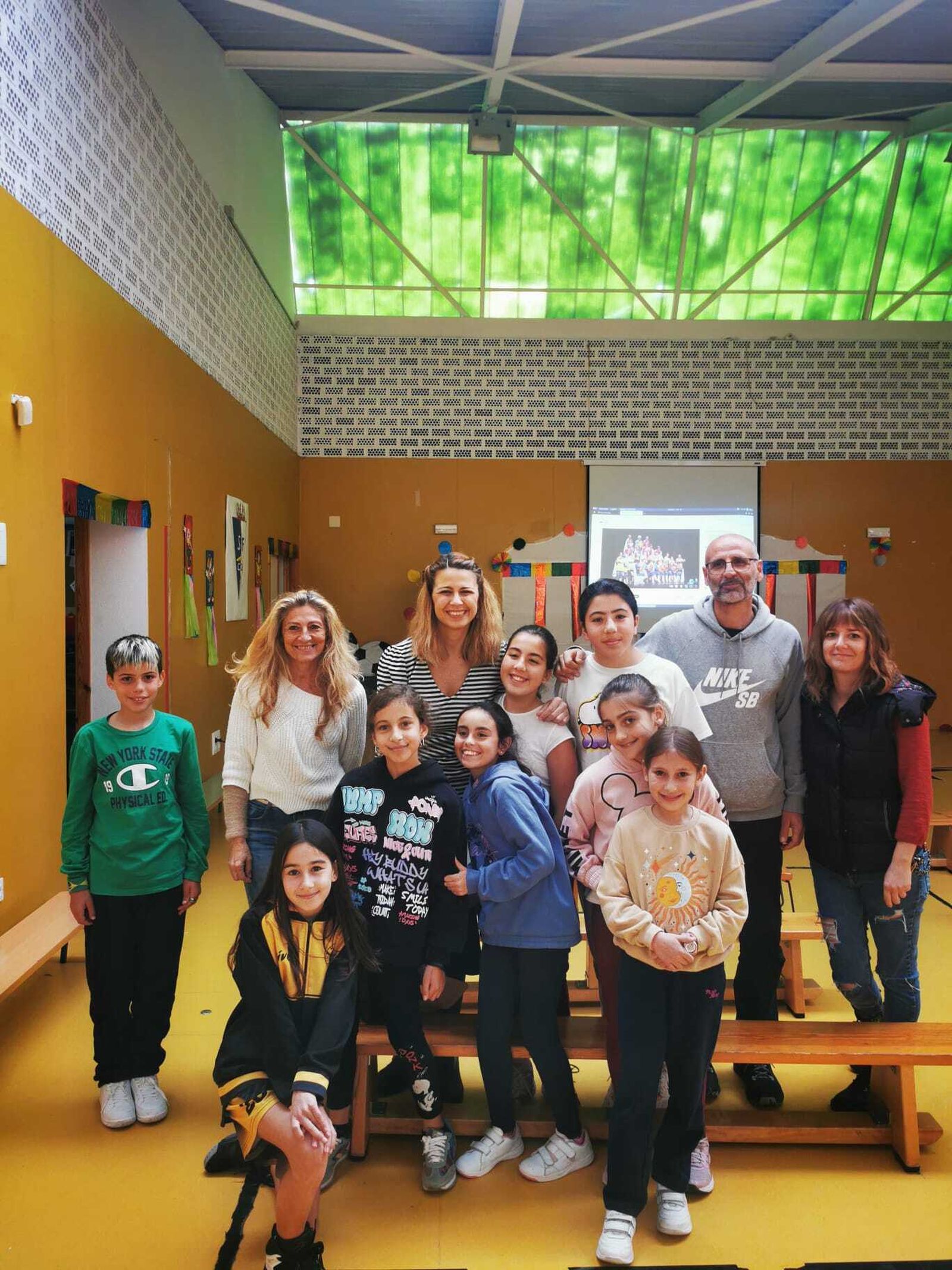 Taller sobre periodismo en el colegio Casal Carrillo.