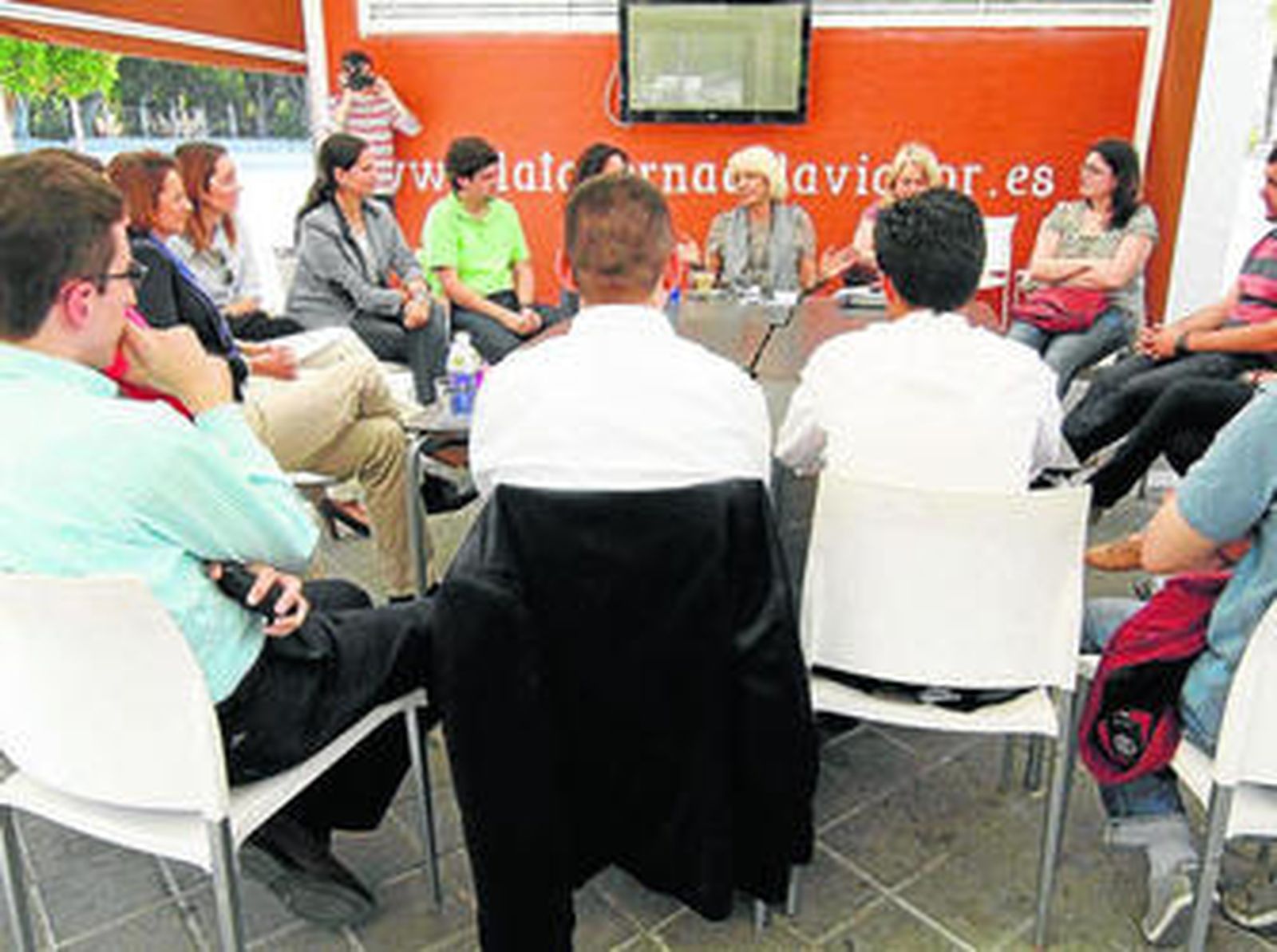 La alcaldesa, en un momento del encuentro con los jóvenes en La Taberna del Aviador, en Loreto.