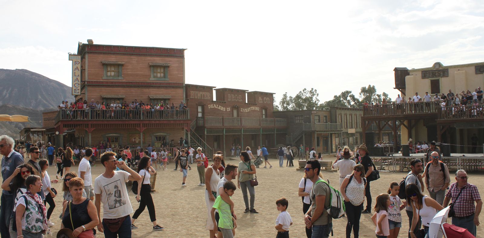 El Parque Oasys MiniHollywood reúne cada día a cientos de personas.