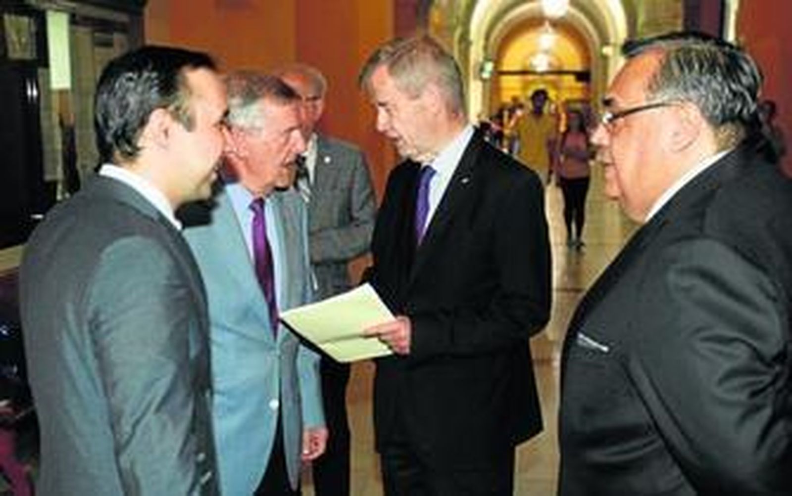 De izquierda a derecha, Jorge Luis R. Basora, Julián Ruiz, viudo de Cristina García Bernal, Manuel Ravina y Héctor Navarrete.