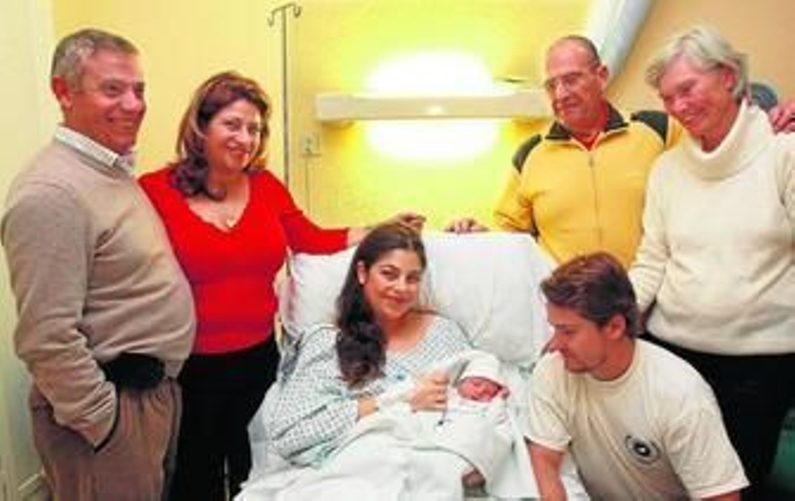 Sandra Cumplido, con su hijo Alexander en brazos, su marido, y los abuelos, ayer en el Hospital Costa del Sol.