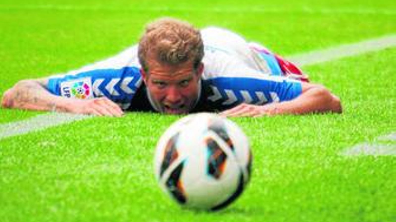 Morcillo ve desde el suelo cómo el balón va a fuera de banda.