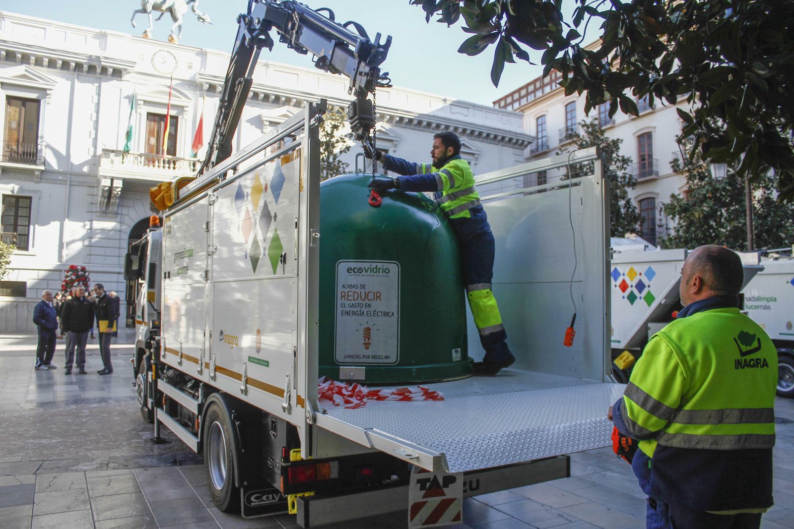 Los granadinos aprueban los servicios municipales gracias al agua y la basura
