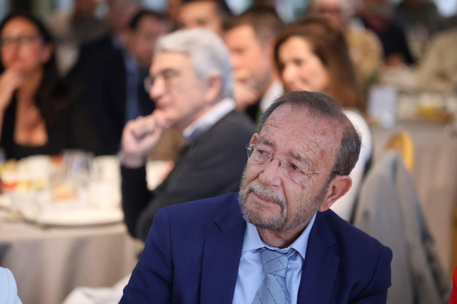 Las fotos que deja el desayuno-coloquio con el alcalde de Vélez-Málaga