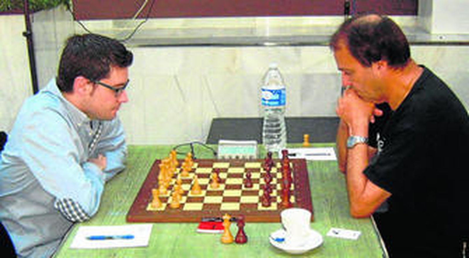 El MI murciano Ibarra -izquierda-, ante el GM Plaskett, líder del torneo roquetero, al que derrotó en la séptima ronda.