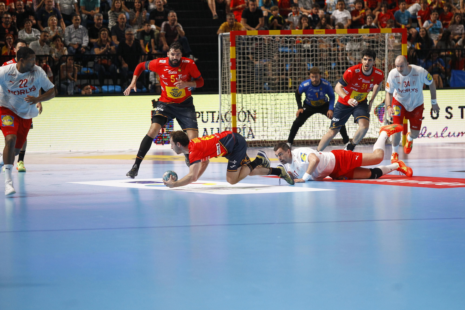 Imágenes del España-Dinamarca de la EHF Euro Cup de balonmano, en Almería
