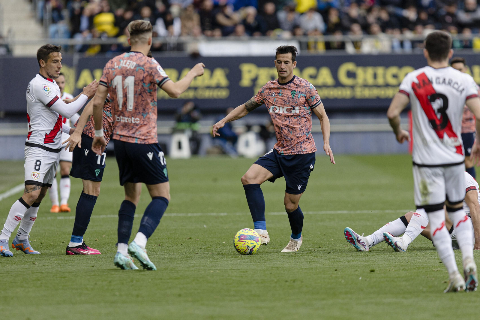 Las imágenes del partido entre el Cádiz C.F. y el Rayo Vallecano