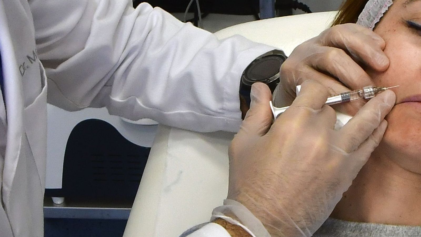 El dermatólogo José Luis Martínez-Amo realiza un tratamiento con inyectables.