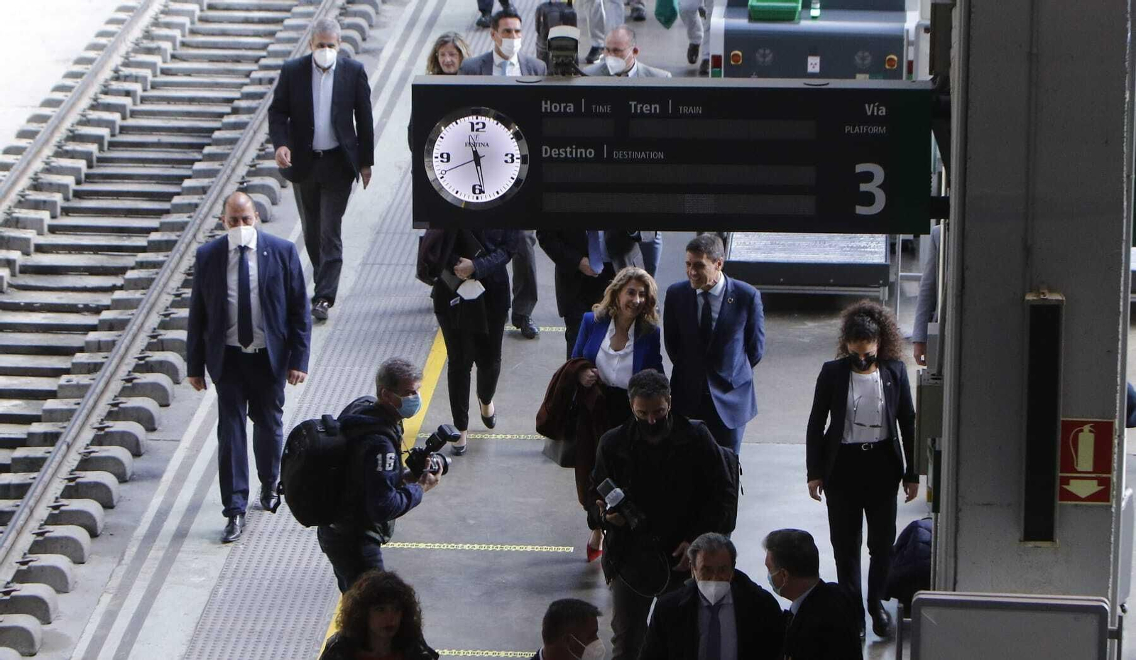 La ministra Raquel Sánchez llega a Santa Justa por el 30 aniversario del AVE. Le acompaña el Delegado del Gobierno Pedro Fernández.