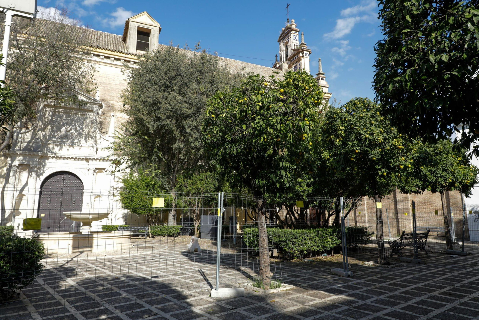 La Plaza de Santa Isabel, totalmente vallada.