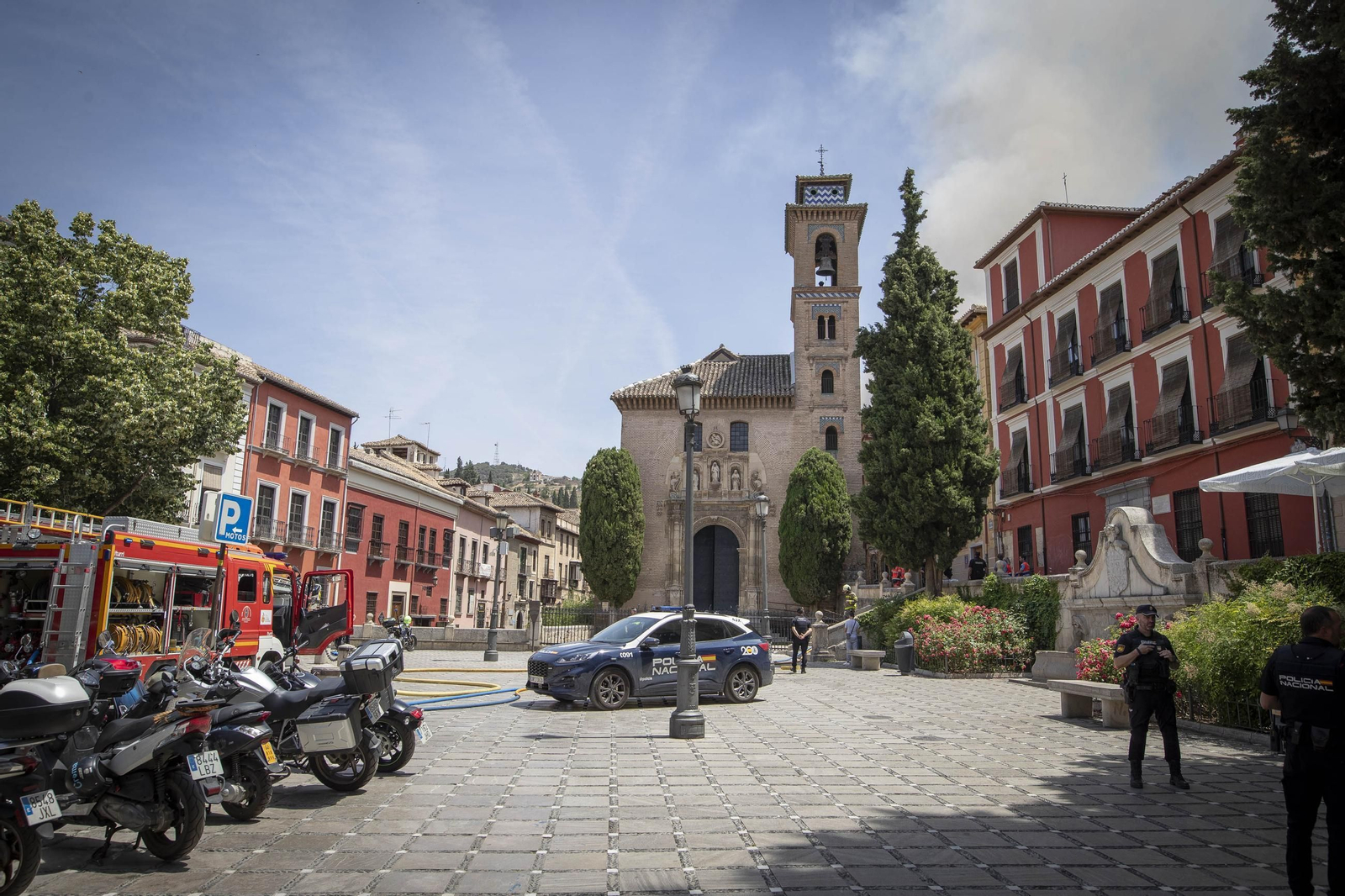 Las imágenes del incendio del edificio cercano a la iglesia de Santa Ana de Granada