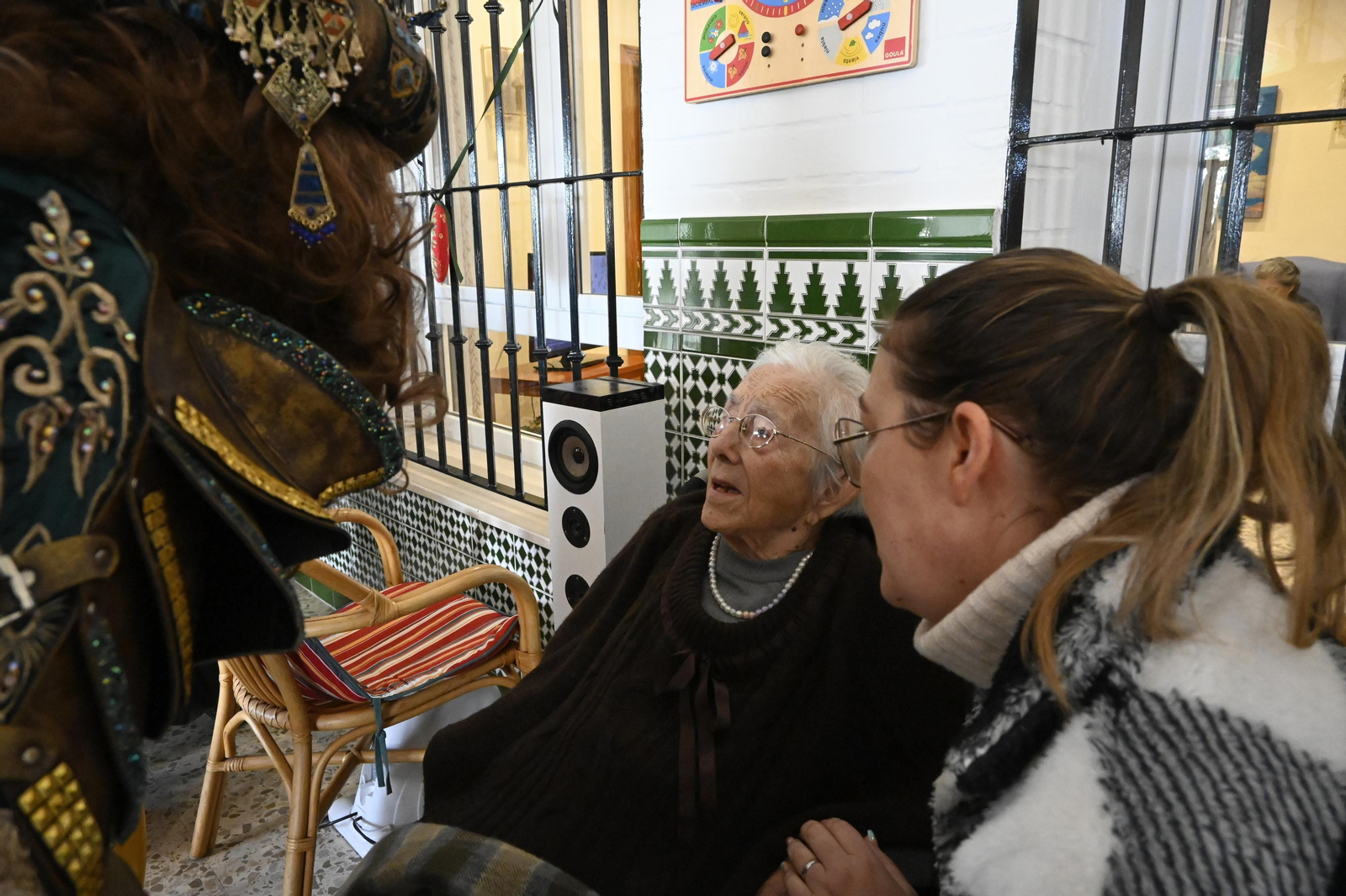 Visita de los Reyes Magos a los ancianos de los asilos de Huelva, en imágenes