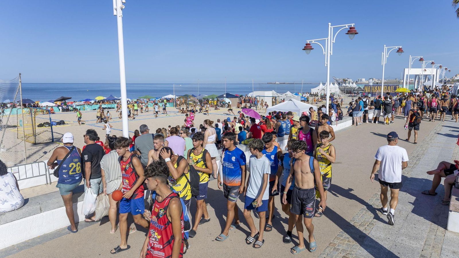 La competición de balonmano playa reunió a miles de jóvenes en la playa Victoria.