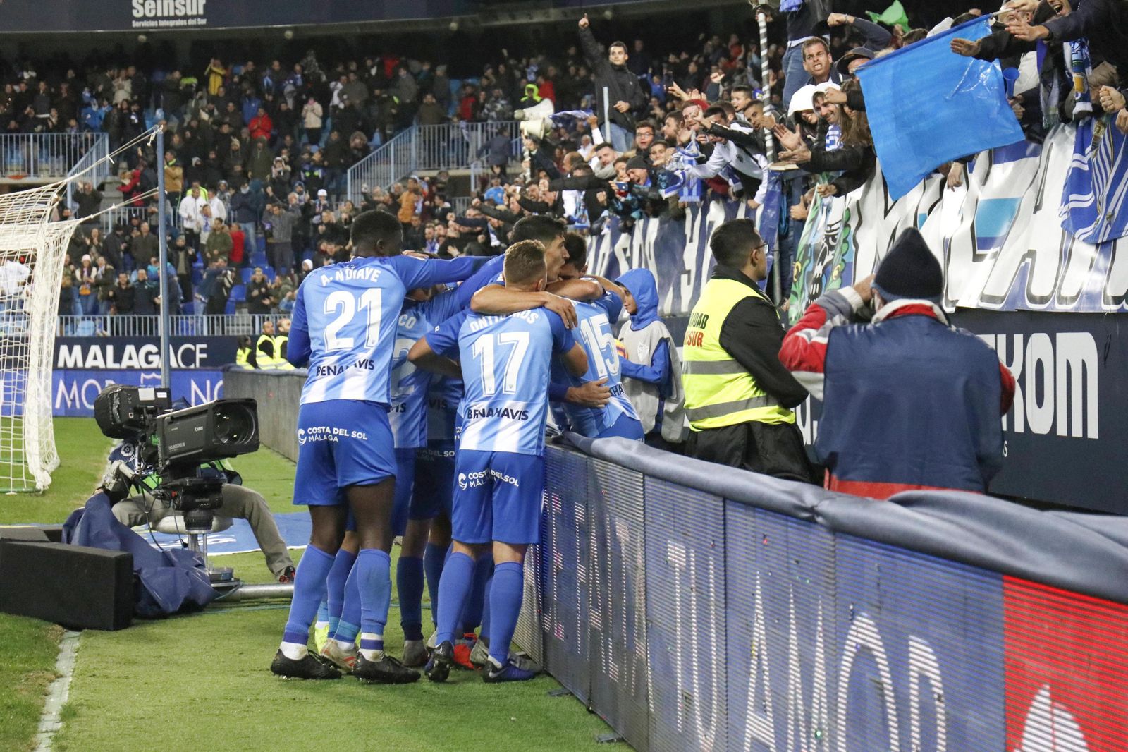 Los jugadores del Málaga celebran un gol junto a Fondo Sur 1904.