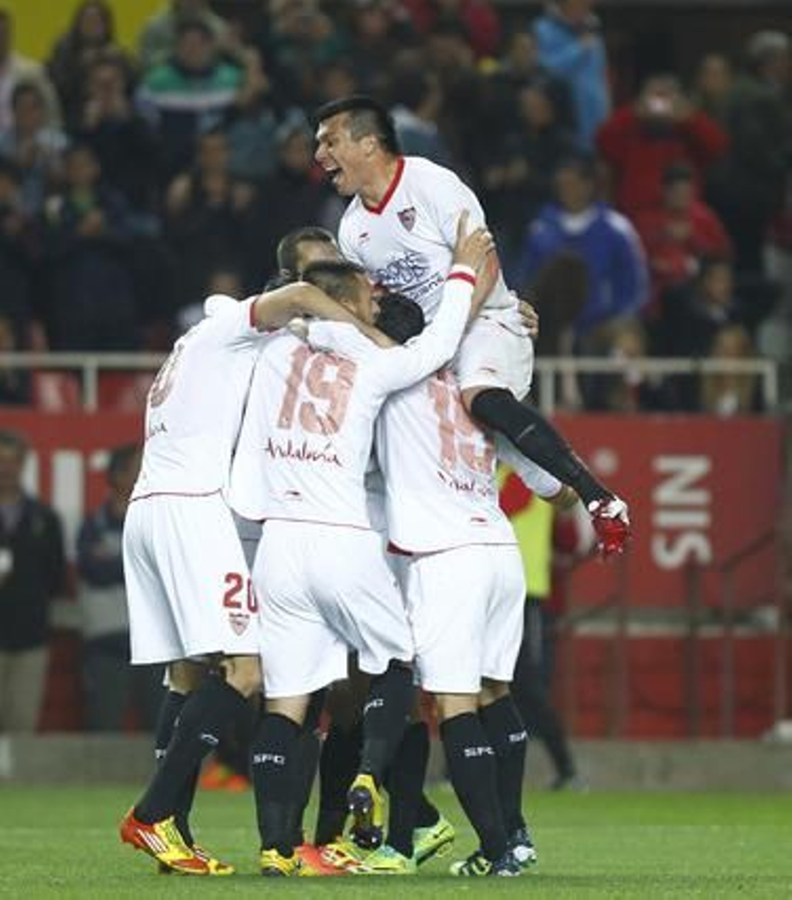 El Sevilla acumula tres victorias consecutivas tras vencer al Mallorca en casa (3-1). / Antonio Pizarro