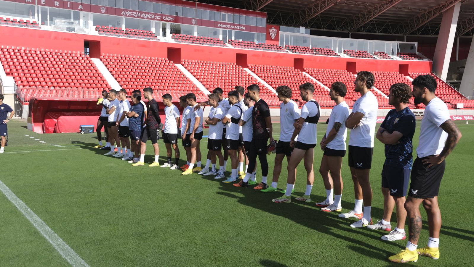 Imágenes de la visita de la Alcaldesa de Almería, María Vázquez, a los jugadores de la U.D. Almería