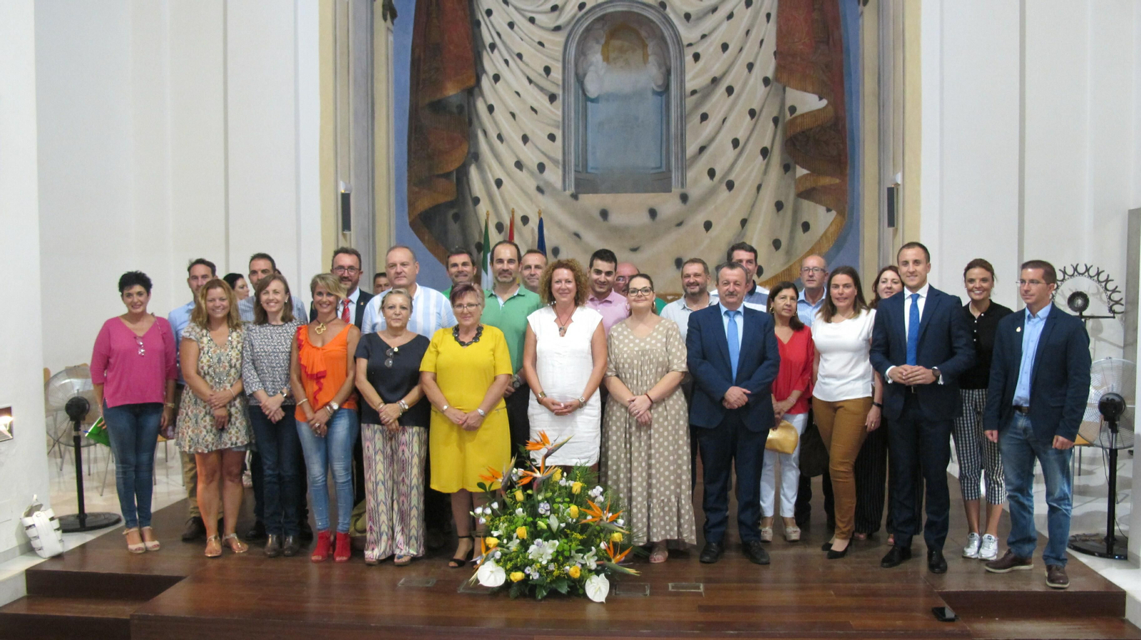 María López, en el centro, junto al resto de representantes de la Mancomunidad.