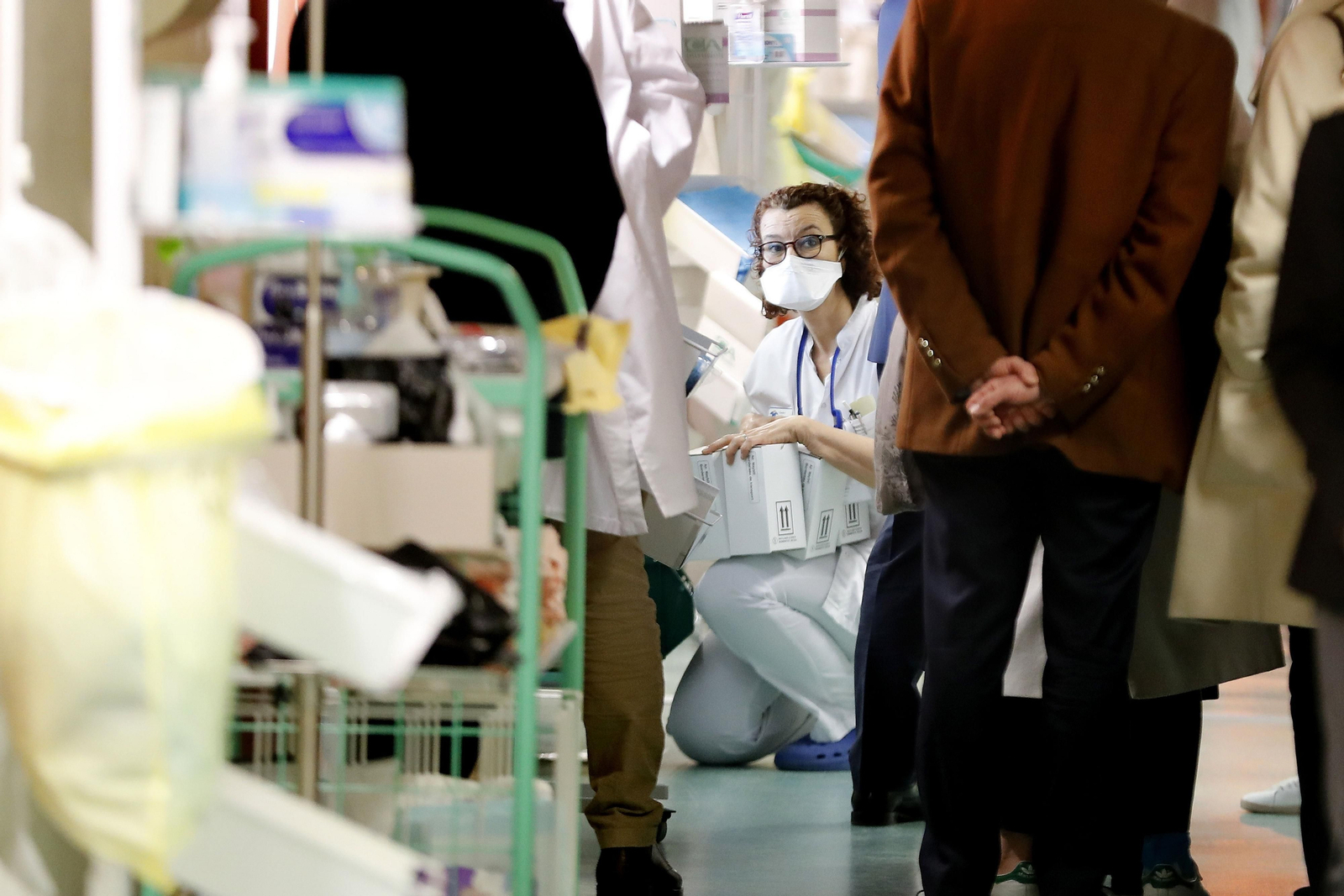 Una enfermera, en un centro sanitario, con una mascarilla.