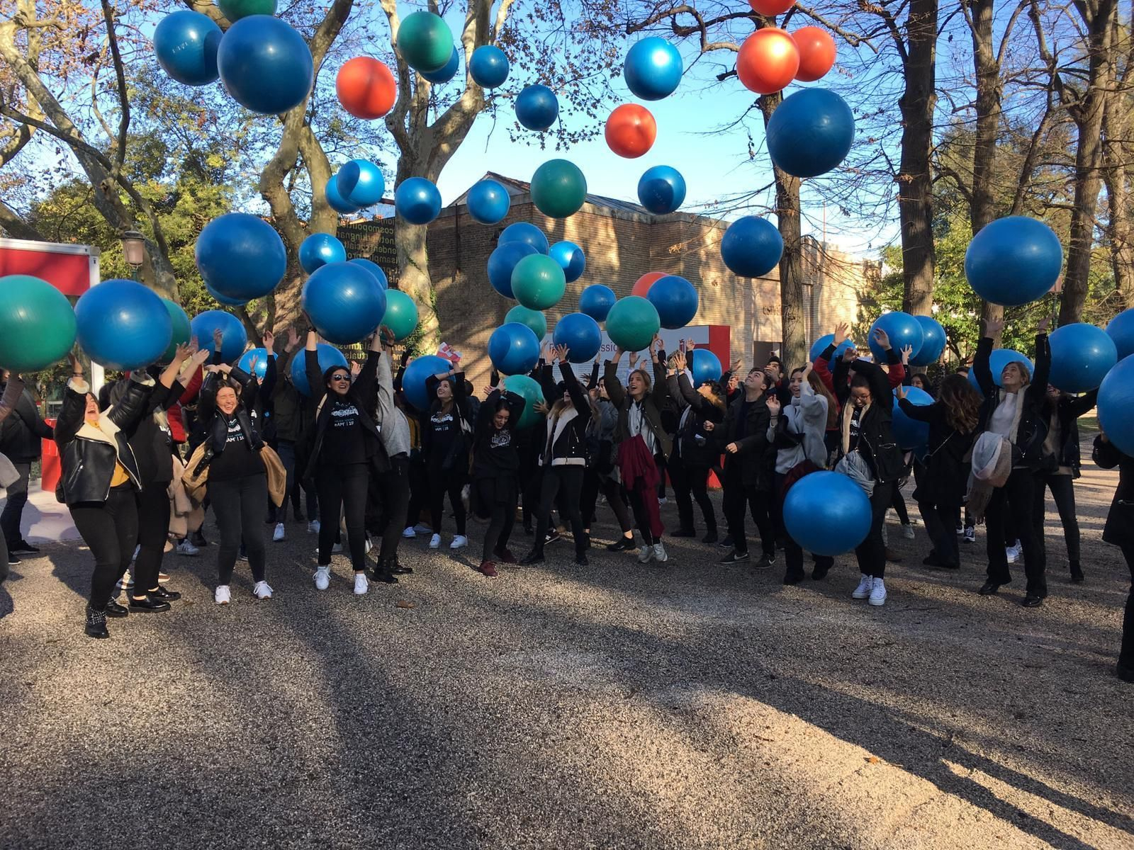 Alumnos de la Escuela de Arquitectura de Málaga realizan una actividad en el marco de la Bienal. Alumnos de la Escuela de Arquitectura de Málaga realizan una actividad en el marco de la Bienal.