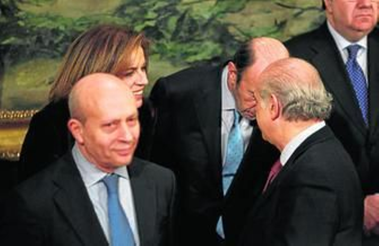 Wert sonríe ajeno a la conversación entre Botella, Fernández Díaz y Rubalcaba, ayer en el Senado.